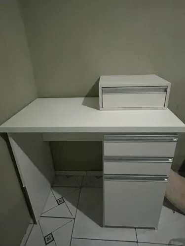 vende-se uma escrivaninha de estudo