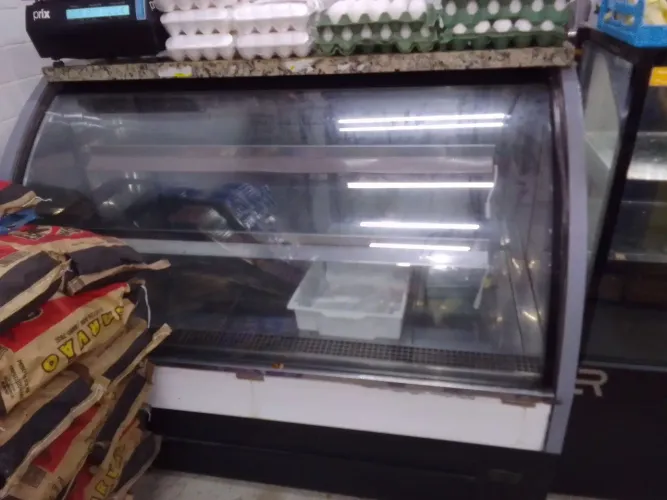 Lindo balcão de frios com vidro f curvo