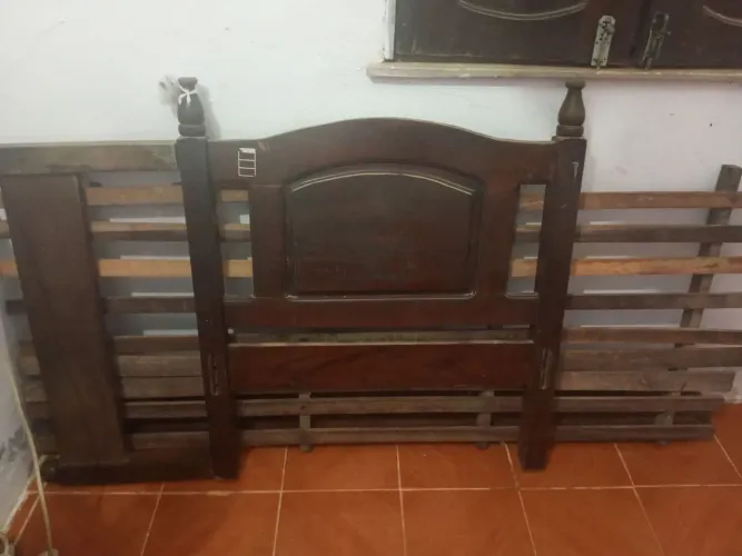 Vende-se uma cama de solteiro