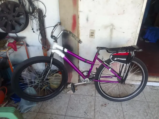 Bicicleta aro 26 uma jante Aero atrás uma gente VMAX na frente