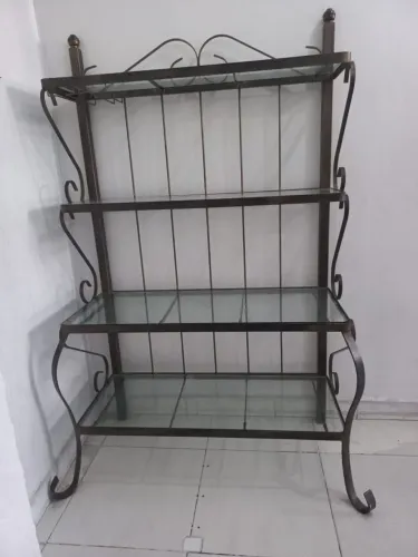 Linda estante de ferro e vidro