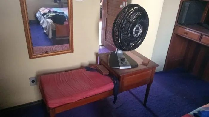 conjunto banco + mesinha lateral acoplada com uma gaveta em mogno maciço
