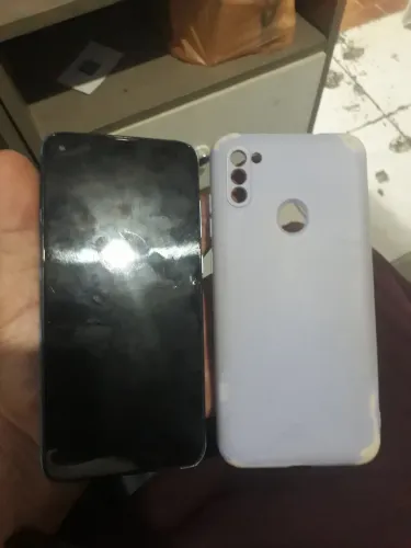 Samsung a11 apenas tela n tenho interesse vai com cabo de carregar 