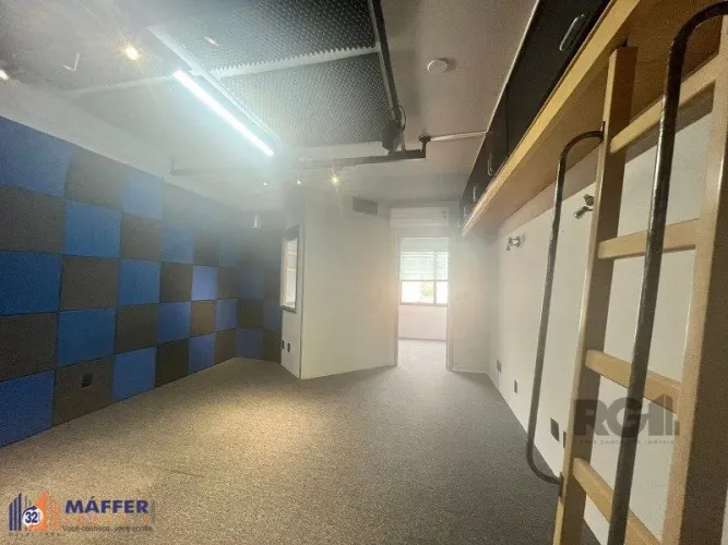 Oportunidade imperdível! Sala comercial com vaga dupla na Cristóvão!