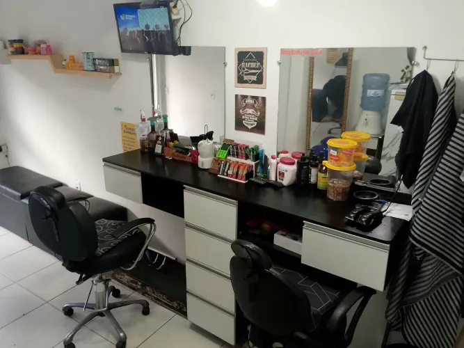 Vendo barbearia completa ,frente de rua , com um bom movimento .
