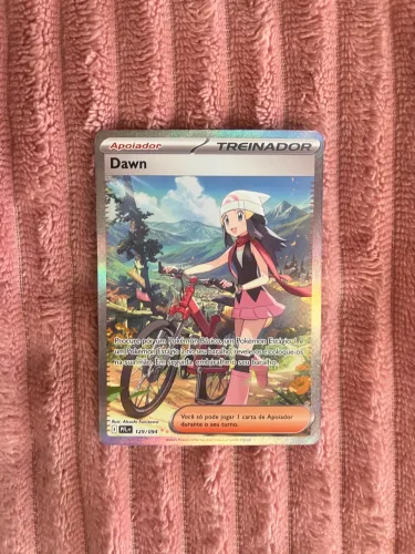 Dawn 129/094 Full Art Trainer - Destinos de Paldea PT-BR NM