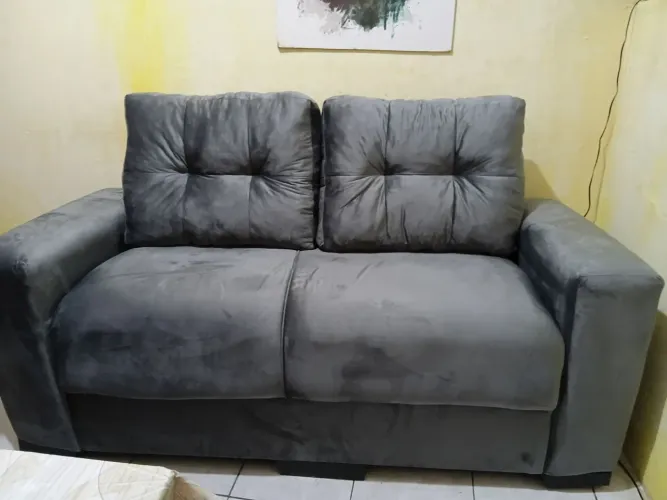 Um sofá de 2 lugares mais e como se fosse 3 lugares.