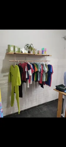 Prateleiras com arara suspensa estilo industrial e aparador grande 