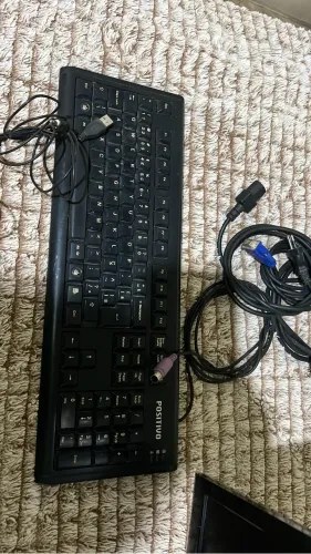 Vendo monitor, teclado e caixinhas de som