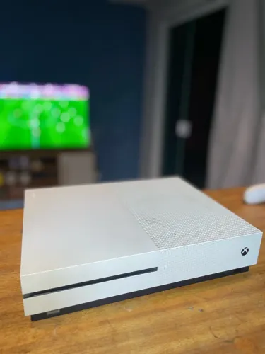 XBOX ONE S + 2 CONTROLES