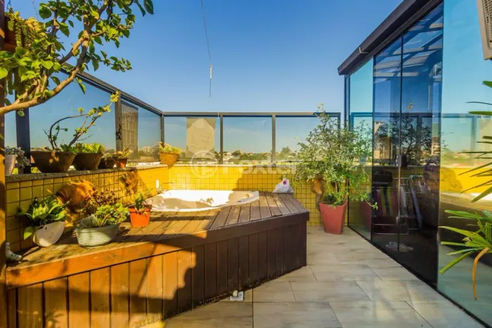 Vendo Cobertura de 188 m² com 3 quartos, 2 suítes e Piscina. Jardim Planalto - Porto Alegr