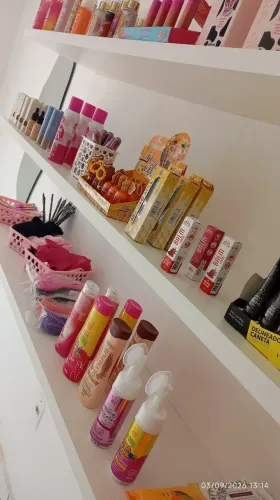 Conjunto de pratileiras e balcão em MDF novo