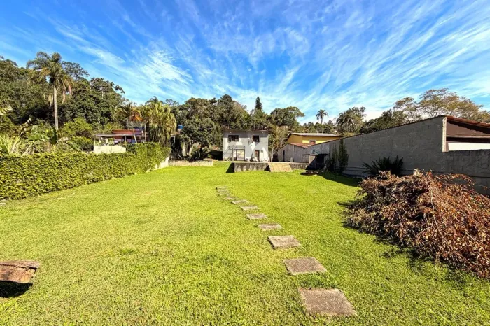 Espetacular Chácara com Ampla Casa Sede e Estrutura Completa de Lazer para Toda a Família