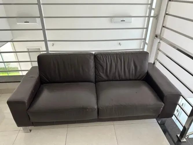 Sofá em couro, muito confortável