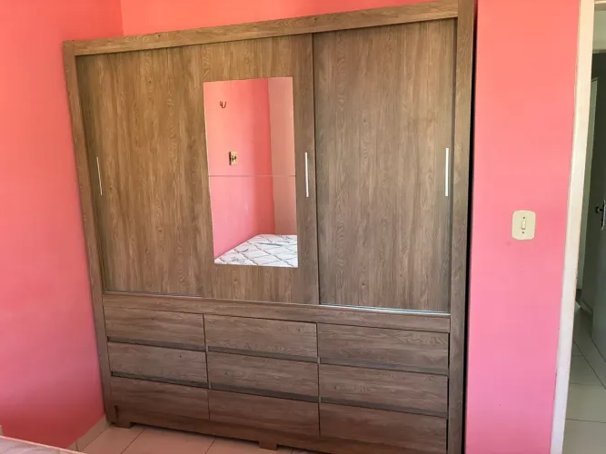 Guarda roupa em MDP 3 portas com espelho usado