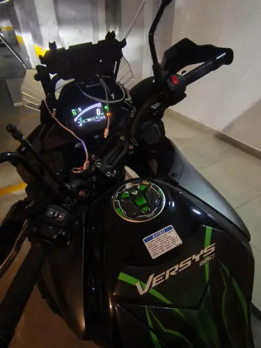 Vende uma Kawasaki Versys 650 2025 único dono