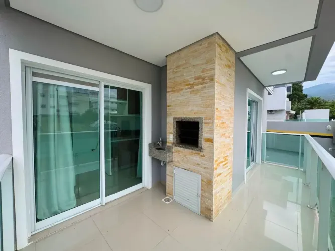 Apartamento mobiliado no térreo de frente para a rua, localizado na Praia de Palmas/SC