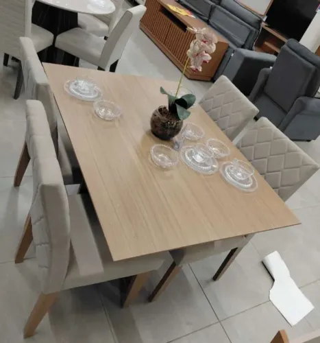 Mesa com quatro cadeiras