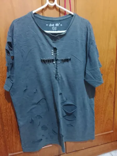 Camiseta punk estilizada com retalhos brechó Tam G2