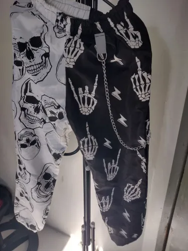 Calça jogger caveiras