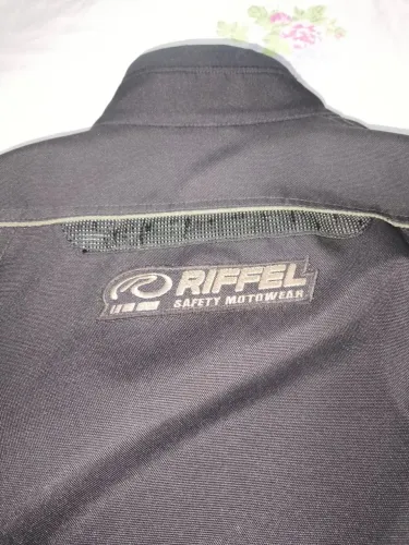 Conjunto jaqueta e calça com proteções
