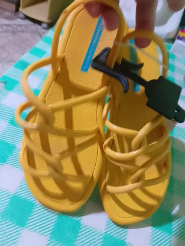 Chinelos tenho três pares novos 2 tamanho 36 é uma 35 s 