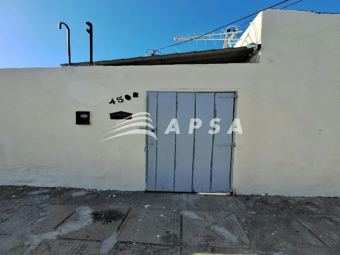 CASA EM EXCELENTE LOCALIZAÇÃO, A APENAS UMA QUADRA DA PRAIA. O IMÓVEL CONTA COM 2 QUARTOS,