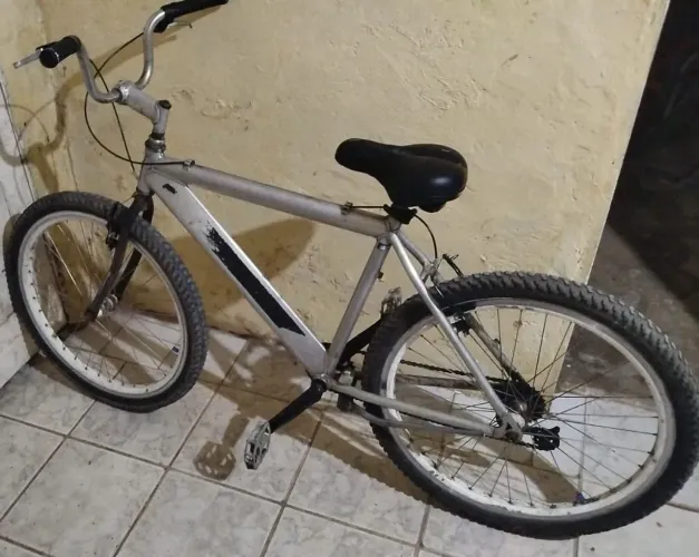 Bicicleta de alumínio à venda por R$450.