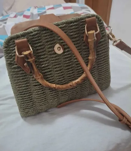 Linda bolsa feminina , estilosa e é irreverente,  nova! 