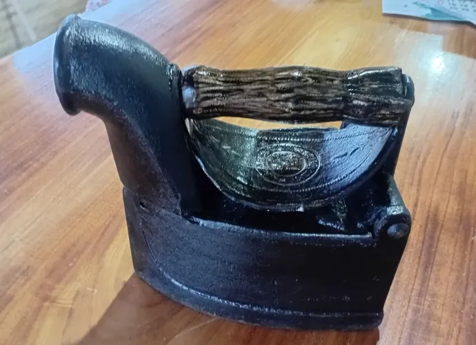 Antigo ferro engomador a brasa relíquia original 