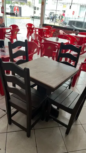 MESAS E CADEIRAS