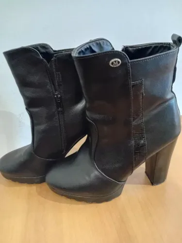 BOTA EM COURO FEMININA