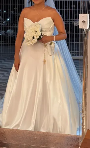 Vestido de noiva, véu, grinalda e saiote