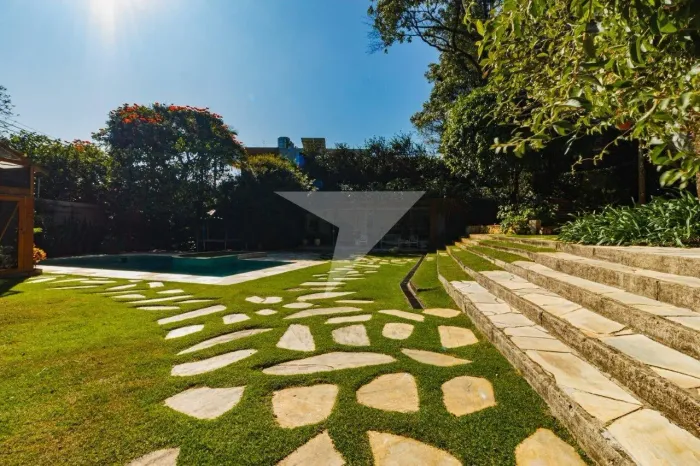 Casa à venda no Jardim Guedala, 878 m² construída, 4 suítes, churrasqueira, piscina, jardi