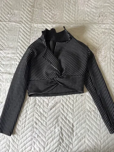 Roupa arrumada preta e branca