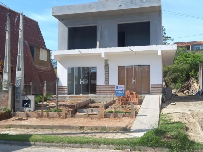 Prédio Comercial com duas lojas térreas e dois apartamentos em Governador Celso Ramos