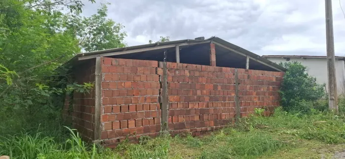 Vende-se terreno medindo 8/20, escritura pública, rua calçada, murado!