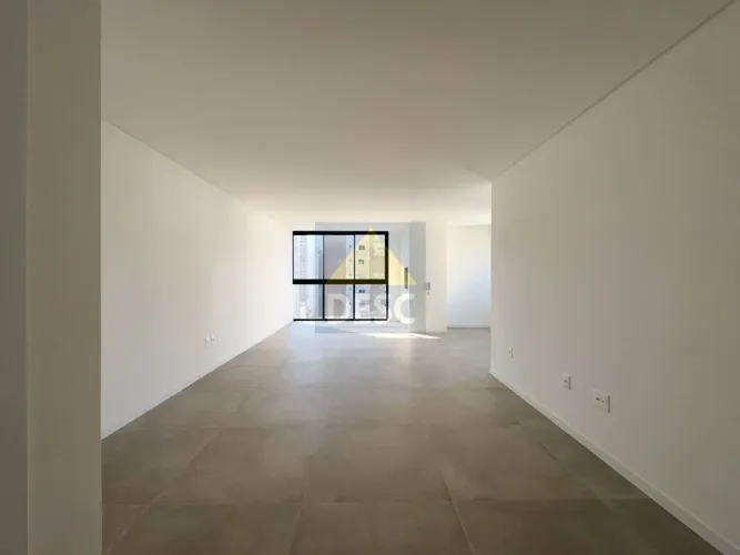 Apartamento com 4 dormitórios à venda no Ed. Farol de Valença em Balneário Camboriú