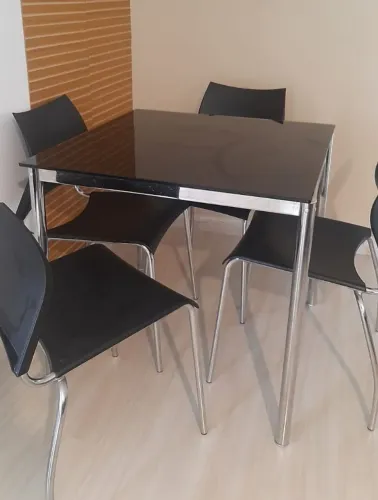 Mesa com 4 cadeiras