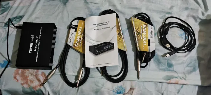Interface de áudio Teyun Q-24 mais 3 cabos p10 pra controlador e teclados em geral.