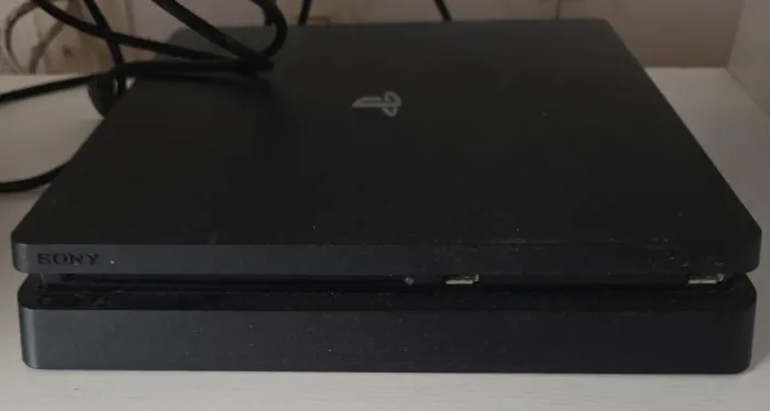 Vendo PlayStation 4 Slim 500GB, funcionando perfeitamente, pronto para uso.