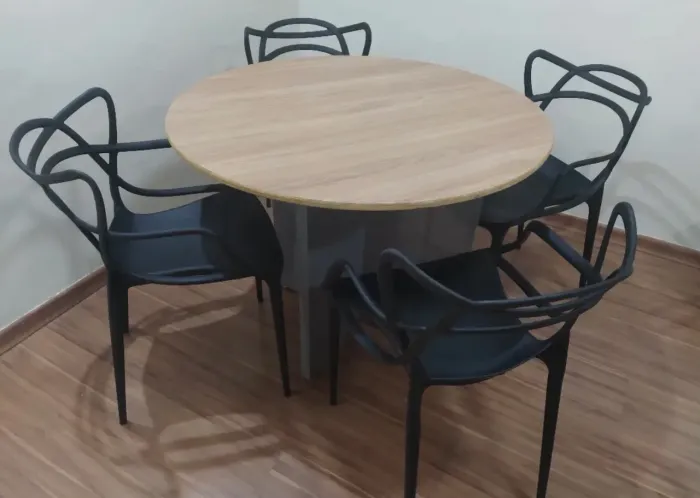 Mesa redonda com 4 cadeiras  R$700