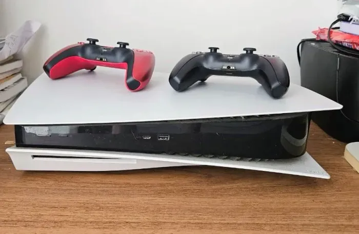 Vendo play 5, com dois controles, todos os cabos, ff16 mídia física, com caixa.