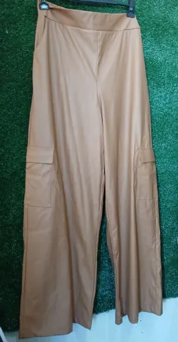 LINDA CALÇA CARGO EM COURINO G
