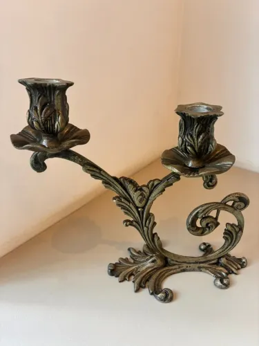 Candelabro de bronze, antiguidade. Valor por peça, temos 2 unidades.