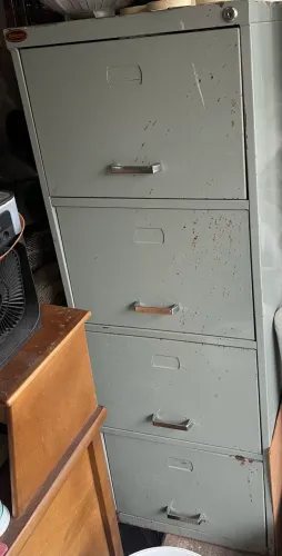 arquivo de aço cinza com quatro gavetas