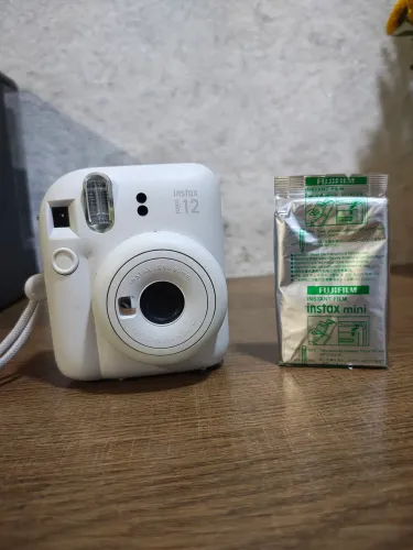 Câmera Instax Mini 12 + Refil de 10 Fotos