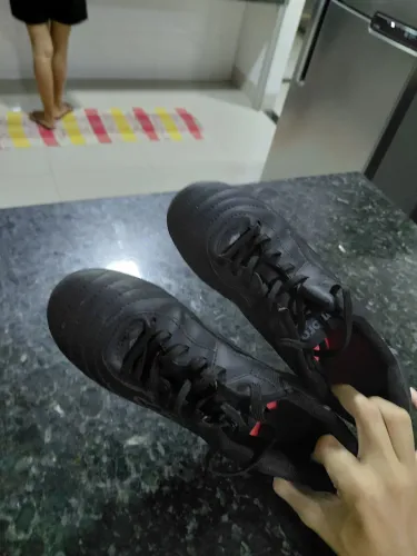 Chuteira umbro usada pouquíssimas vezes 