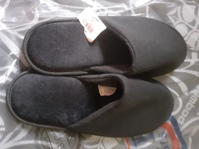 Chinelo de Pelúcia Preto - Conforto e Estilo para seus Pés