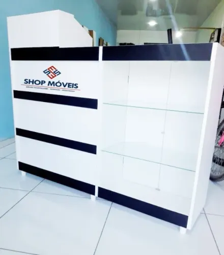 Balcão Caixa Vitrine, com prateleiras de vidro personalizado. 